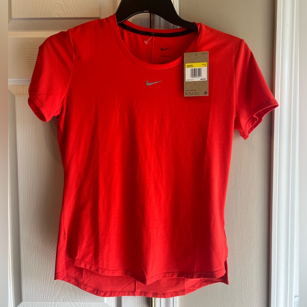 ⭐️NEW WITH TAGS⭐️ Women’s Nike t-shirt size S - Picture 4 of 9